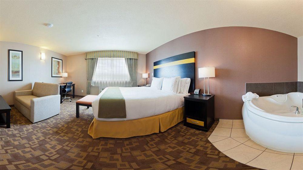 Holiday Inn Express And Suites Dawson Creek, An Ihg Hotel Екстериор снимка